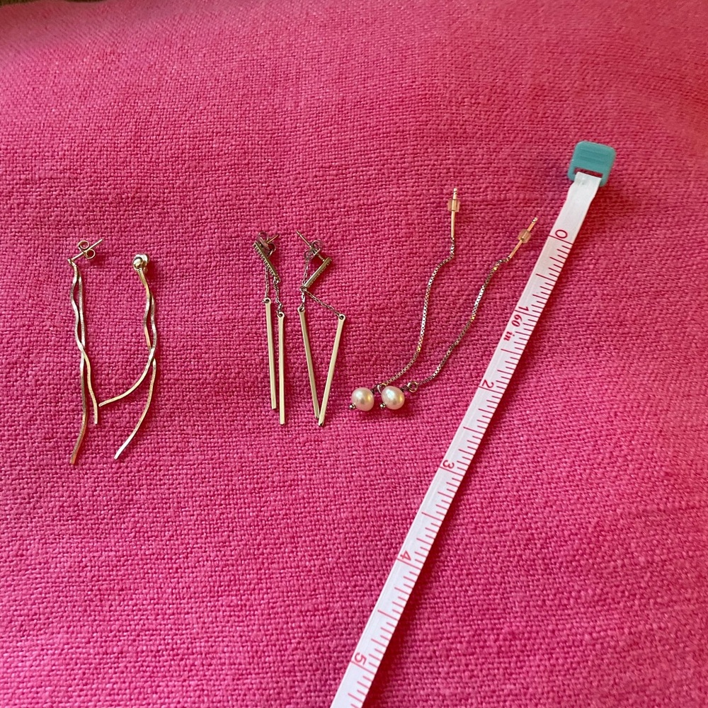 Three pairs dangly earring, one threaders, two posts. So cute!